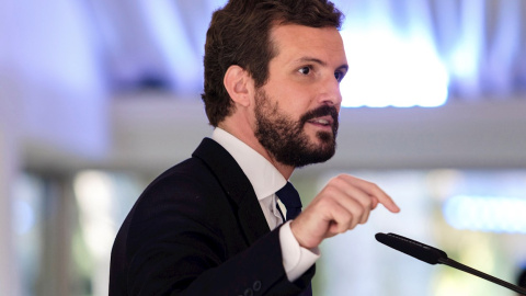 TOLEDO, 08/10/2020.- EL presidente del PP, Pablo Casado, interviene ante la Asamblea General de la Empresa Familiar de Castilla la Mancha (AEFCLM) hoy en Toledo. EFE/ Angeles Visdomine