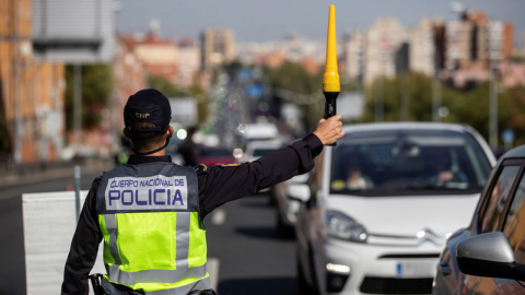 Agentes de la Policía Nacional en un control en la Nacional V, el pasado viernes.- EFE