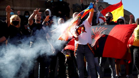 Grupos de extrema derecha se han unido a una ofrenda floral convocada por Vox junto al monumento a Cristóbal Colón, en Barcelona, con motivo del Día de la Hispanidad, hoy lunes en la Plaza Colón. EFE/Toni Albir