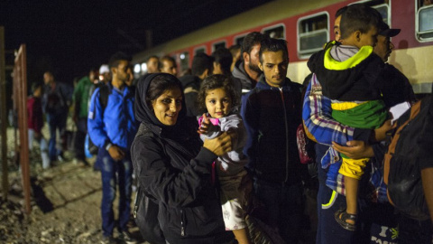 Migrantes y refugiados en una estación de Macedonia.- AFP