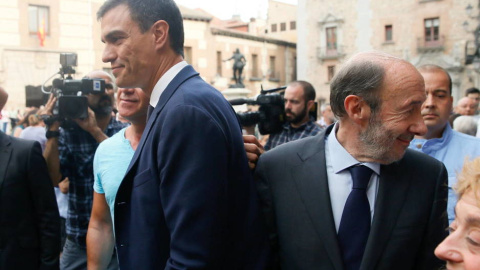 El ex secretarios generales del PSOE, Pedro Sánchez y Alfredo Pérez Rubalcaba. EFE