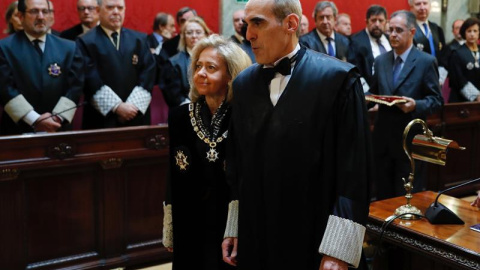 La exfiscal general del Estado Consuelo Madrigal (i), acompaña al nuevo fiscal jefe Anticorrupción, Alejandro Luzón (d). /EFE