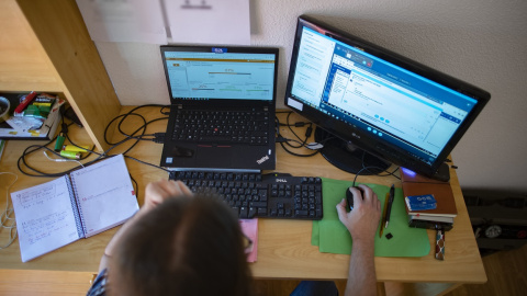 Un hombre teletrabajando desde su casa con un portátil. E.P./Eduardo Parra