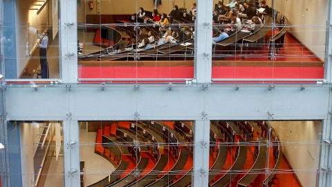 Un profesor imparte clase en el Campus Ciutadella de la Universidad Pompeu Fabra, este martes