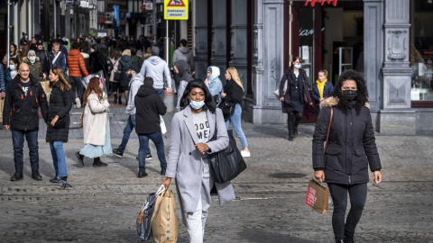 Varias personas caminaban por una calle del centro de Amsterdam el pasado domingo. EFE/EPA/RAMON VAN FLYMEN