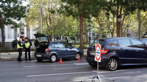 Control policial en la calle Recoletos en Madrid. EFE/ Zipi/Archivo