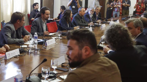 El secretario general de Podemos, Pablo Iglesias (2 izda), durante la reunión de una mesa de partidos con representantes de los grupos nacionalistas PDeCAT, ERC y PNV, celebrada esta mañana en el Congreso, para buscar vías de solución con Cataluña a 