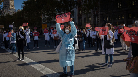 13/10/2020 - Facultativos de los Centros de Atención Primaria (CAP) del Instituto Catalán de la Salud (ICS) sostienen pancartas donde se puede leer "¡Basta!" durante una concentración en Barcelona. / EUROPA PRESS - David Zorrakino