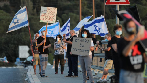 Protesta en Tel Aviv contra el primer ministro, Benjamin Netanyahu, en medio de las restricciones por la pandemia de Covid. EFE/EPA/ABIR SULTAN/Archivo