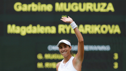 Garbiñe Muguruza saluda tras derrotar a Magdalena Rybarikova y pasar a la final de Wimbledon. /REUTERS