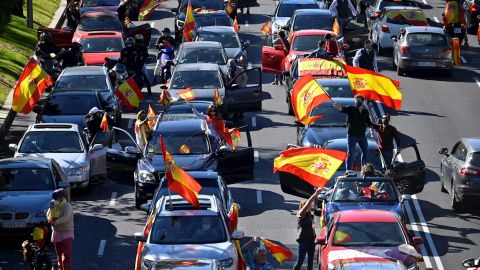 Un centenar de coches parados en el Paseo de la Castellana de Madrid, en una manifestación contra el estado de alarma convocada por Vox. EFE