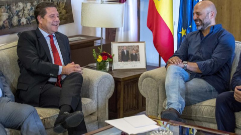 El presidente de Castilla-La Mancha, Emiliano García-Page (i), durante la reunión mantenida con el secretario general de Podemos en la región, José García Molina, hoy en el Palacio de Fuensalida de Toledo./EFE