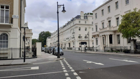 Cruce de Eaton Square con la calle Upper Belgrave Street en cuya acera de la derecha está el número 8 en donde Corinna escogió un piso de 6 millones de euros para el rey Juan Carlos I en 2011.