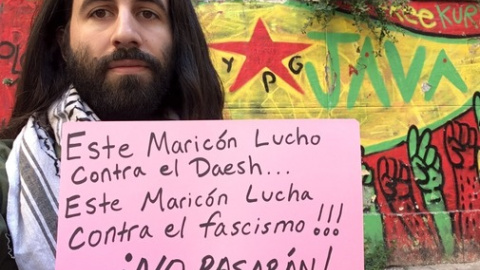 Christopher Helali, tras regresar de combatir junto a españoles, en una unidad anarquista de Rojava, fotografiado en Grecia. Ahora es el candidato comunista al Congreso por Vermont.