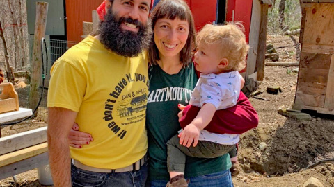 El comunista Christopher Helali, junto a su mujer y su hijo, en su granja de Vermont.