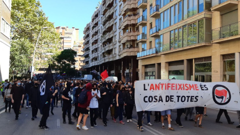 Capçalera de la manifestació antifeixista que ha recorregut el barri de Sarrià-Sant Gervasi per arribar a la seu de Vox. @CUPBarcelona