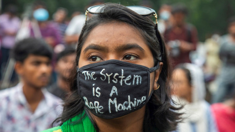 Una estudiante con una mascarilla que dice "El sistema es una máquina violadora" participa en una protesta contra la violación y las agresiones sexuales en Dhaka, Bangladesh. /EFE