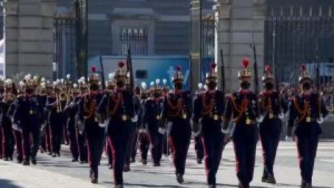 Un desfile reducido y fuera de la visión del público