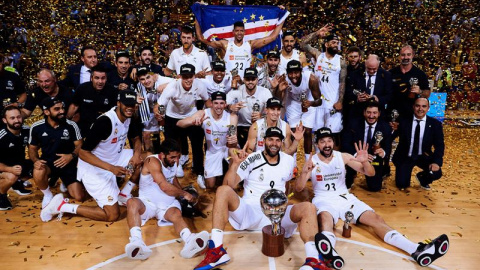 Los jugadores del Real Madrid posan con el trofeo de campeones de la Liga Endesa, tras vencer al Barcelona Lassa en el cuarto partido de la final de la Liga ACB de baloncesto disputado esta noche en el Palau Blaugrana. EFE/Alejandro García