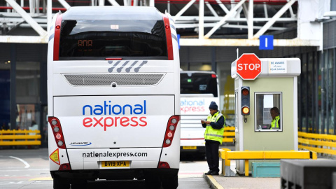 Un autocar del grupo National Express en la entrada de la Estación Victoria, en Londres. REUTERS/Dylan Martinez