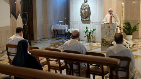 El papa Francisco ofrece una misa en Casa Santa Marta, en la Ciudad del Vaticano. /EFE