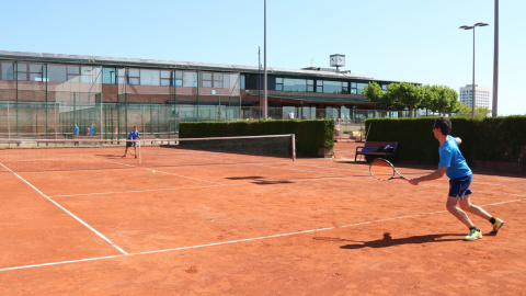 Dos jugadors de tennis practicant aquest esport al Club Tennis Sabadell. ACN/Norma Vidal