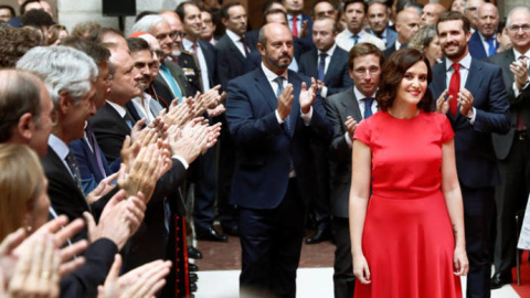 La presidenta madrileña Isabel Díaz Ayuso (2d), acompañada por el presidente del PP, Pablo Casado (al fondo), junto a otros miembros del PP, momentos antes de tomar posesión. EFE