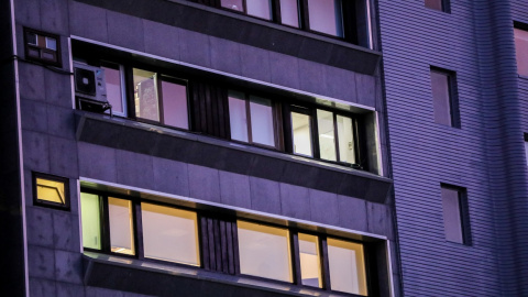 Un edificio de oficinas con las luces encendidas, en Madrid. E.P./Jesús Hellín