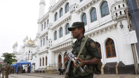 Agentes de las Fuerzas de Seguridad de Sri Lanka montan guardia en el exterior de la mezquita de Dawatagaha, este viernes en Colombo (Sri Lanka). El presidente de Sri Lanka, Maithripala Sirisena, manifestó hoy que han detectado la presencia en la isla de