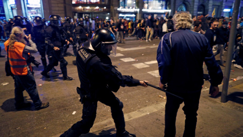 Mossos d'esquadra dispersan a los miles de personas, convocadas por los denominados Comités de Defensa de la República (CDR), que se concentran ante la Jefatura de la Policía Nacional de la Via Laietana de Barcelona, en medio de un fuerte dispositivo p