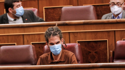 El diputado de Unidas Podemos Alberto Rodríguez (c), durante una sesión plenaria en el Congreso de los Diputados. / EUROPA PRESS