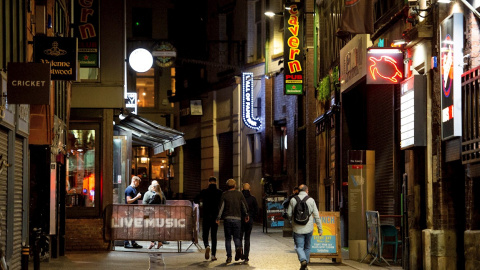 Varias personas caminan por una calle de bares de Liverpool. EFE/EPA/PETER POWELL