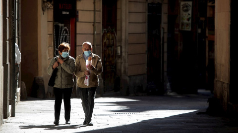 Una pareja camina por el centro de Barcelona, este martes | EFE