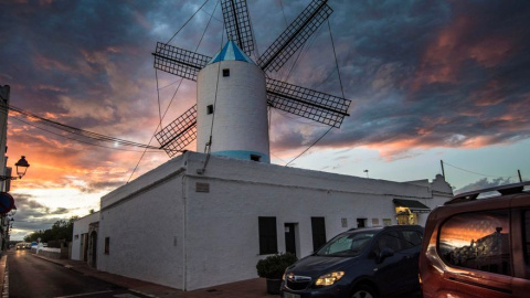 Vista del molino en Sant Lluís, con cielos nublados este miércoles en Menorca. EFE/David Arquimbau Sintes