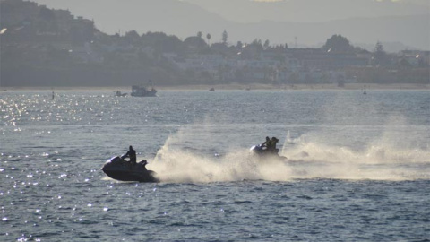 La Guardia Civil de Ceuta ha logrado detener a una mujer que había sido arrojada al mar cerca de la orilla junto a otro inmigrante que habían llegado en una moto de agua.