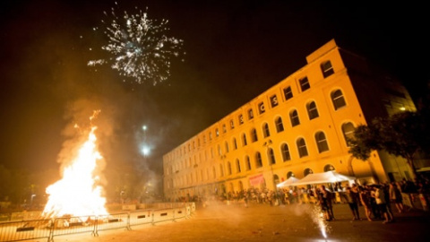 Revetlla de Sant Joan al barri de Sant Andreu de Barcelona.