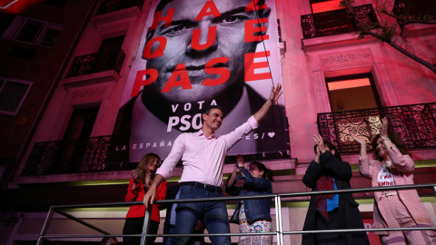 El líder del PSOE y presidente del Gobierno, Pedro Sanchez, celebra los resultados de las elecciones con los militantes socialistas en la calle, junto a la sede de Ferraz. REUTERS/Sergio Perez