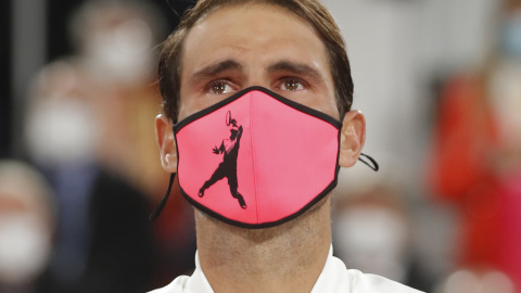 Rafael Nadal en la entrega del trofeo de su última victoria en el Roland Garros, Francia. / REUTERS