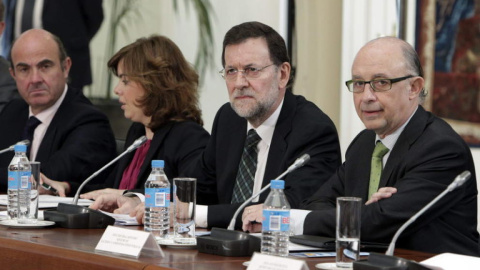 El presidente del Gobierno, Mariano Rajoy, con la vicepresidenta Soraya Sáenz de Santamaría y los ministros Luis de Guindos y Cristóbal Montoro. EFE