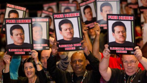 Manifestantes colombianos pidiendo la libertad de Huber Ballesteros durante su tiempo de prisión /Marcha Patriótica