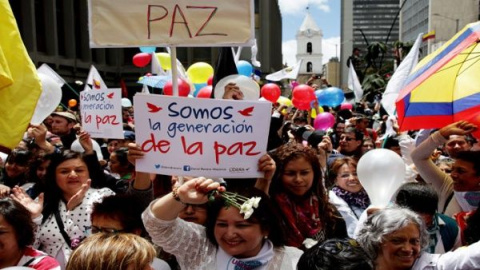 Colombianos se concentran en diversos puntos del país para ver la firma del acuerdo y celebrar la paz /REUTERS