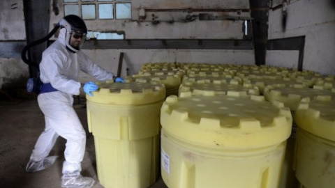 Un operario manipula unos tanques cargados con lindano. EFE/Javier Blasco/archivo