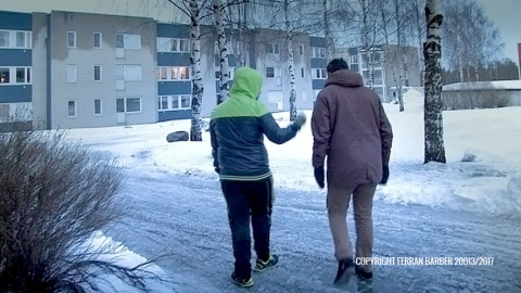 Dos jóvenes suecos de origen kurdo pasean por un barrio de la periferia de Umea, en el barrio de Erzboda./Ferran Barber