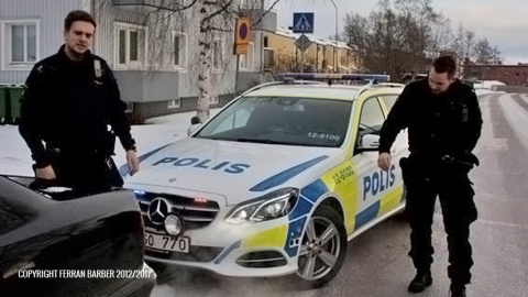 Agentes de policía detienen en un control a un ciudadano extranjero para su identificación, sin que tercie una infracción o una causa justificada, más allá del perfil racial del foráneo./Ferran Barber