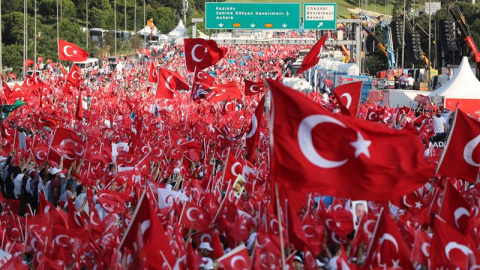 Decenas de miles de personas celebran el fracaso del golpe de Estado en Turquía / EFE/EPA/TOLGA BOZOGLU