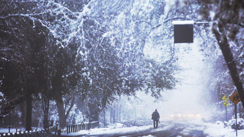 Un hombre camina por una calle cubierta de nieve en Santiago de Chile./Elvis González