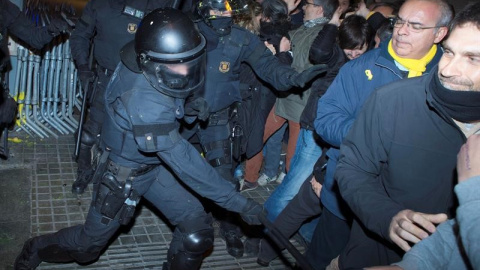 Agents antiavalots dels Mossos d'Esquadra han carregat contra els manifestants en les immediacions de la delegació del govern / EFE Enric Fontcuberta