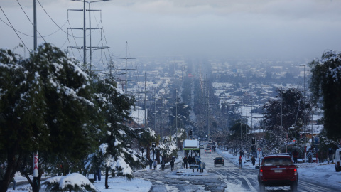 Vista general de un sector de la ciudad de Santiago de Chile tras las nevadas.EFE/Elvis González