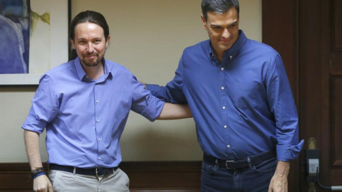 Los líderes de Podemos, Pablo Iglesias (i) y del PSOE, Pedro Sánchez, se saludan durante la reunión mantenida con sus equipos en el Congreso, en el inicio de las negociaciones para buscar acuerdos parlamentarios. /EFE