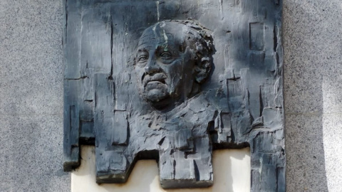 Detalle de la placa de Largo Caballero en la Plaza de Chamberí de Madrid antes de ser retirada. /Ayuntamiento de Madrid